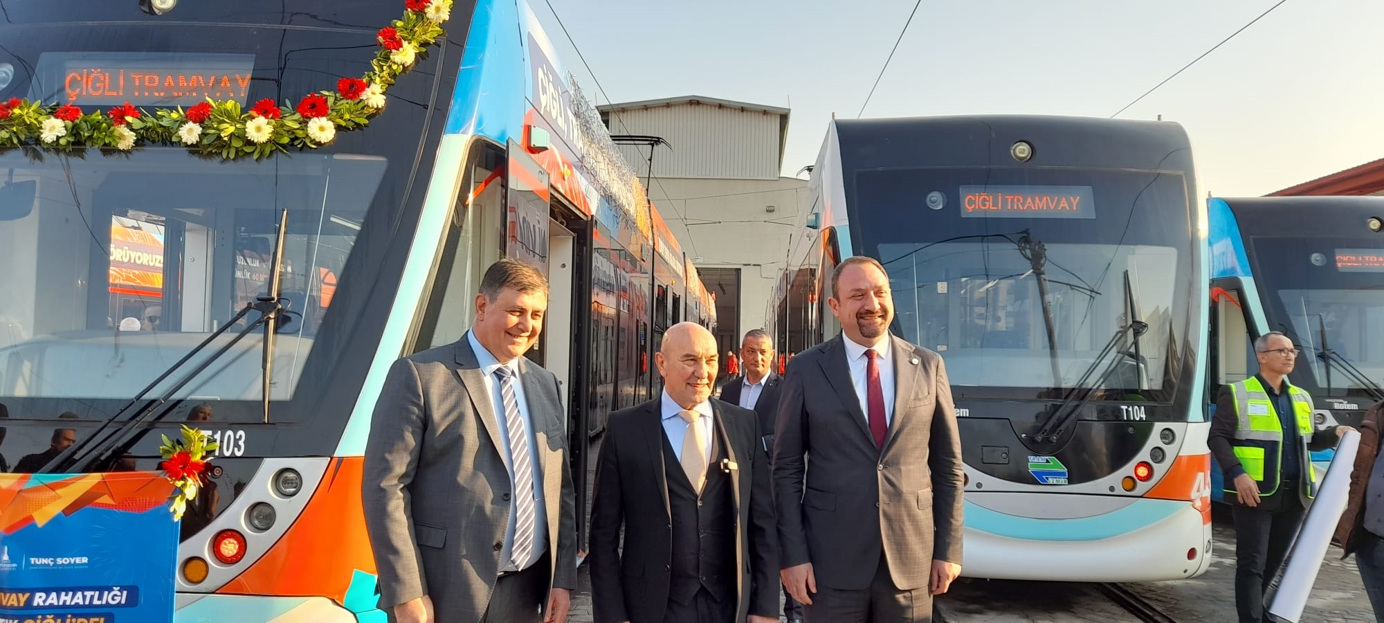 ÇİĞLİ TRAMVAYINI BEKLİYOR!’