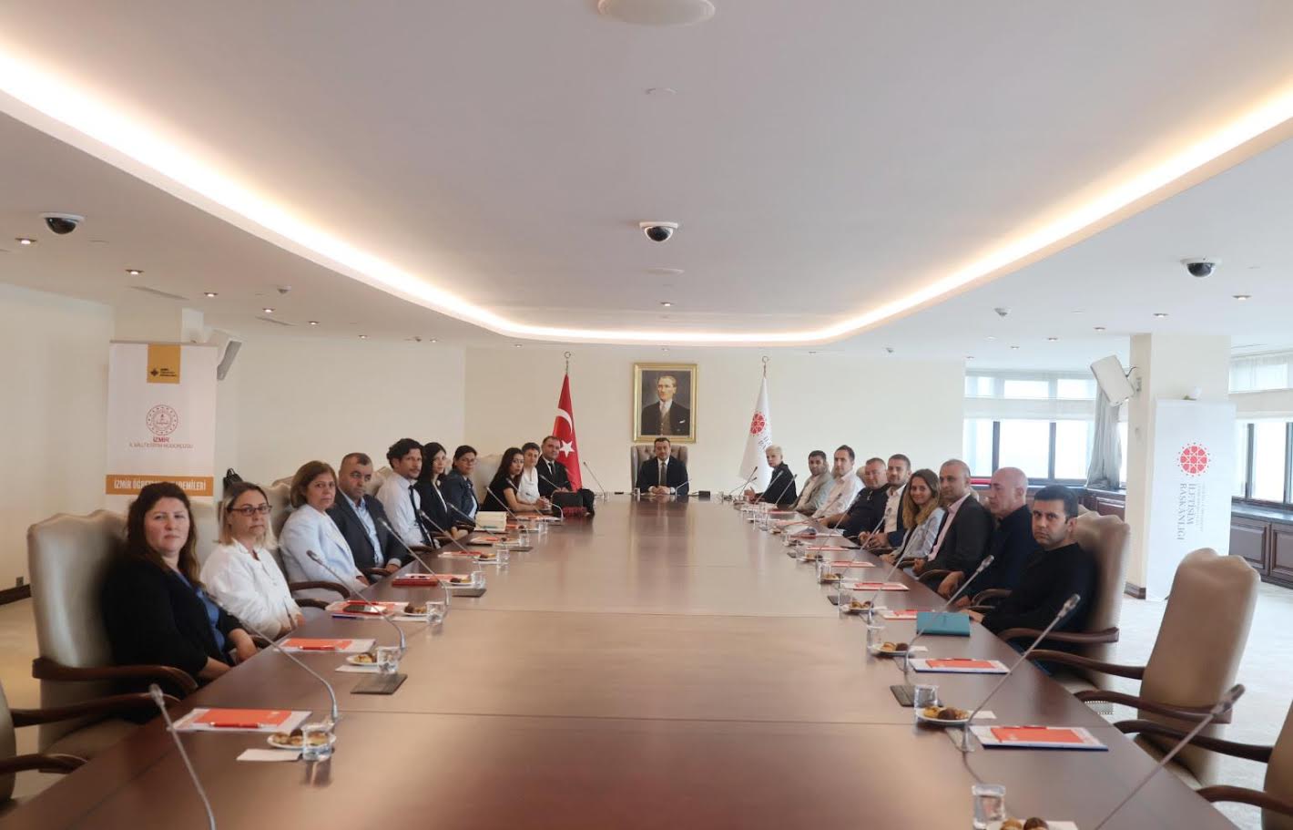 İzmir'de Eğitimcilere Dezenformasyon ve Yeni Medyanın Önemi Anlatıldı