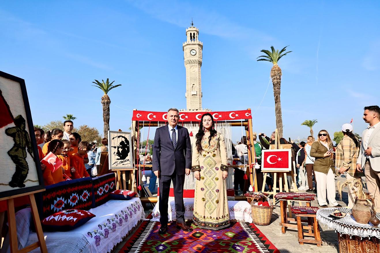 Cumhuriyetimizin 102. Yılı İzmir’de Coşkuyla Kutlanıyor