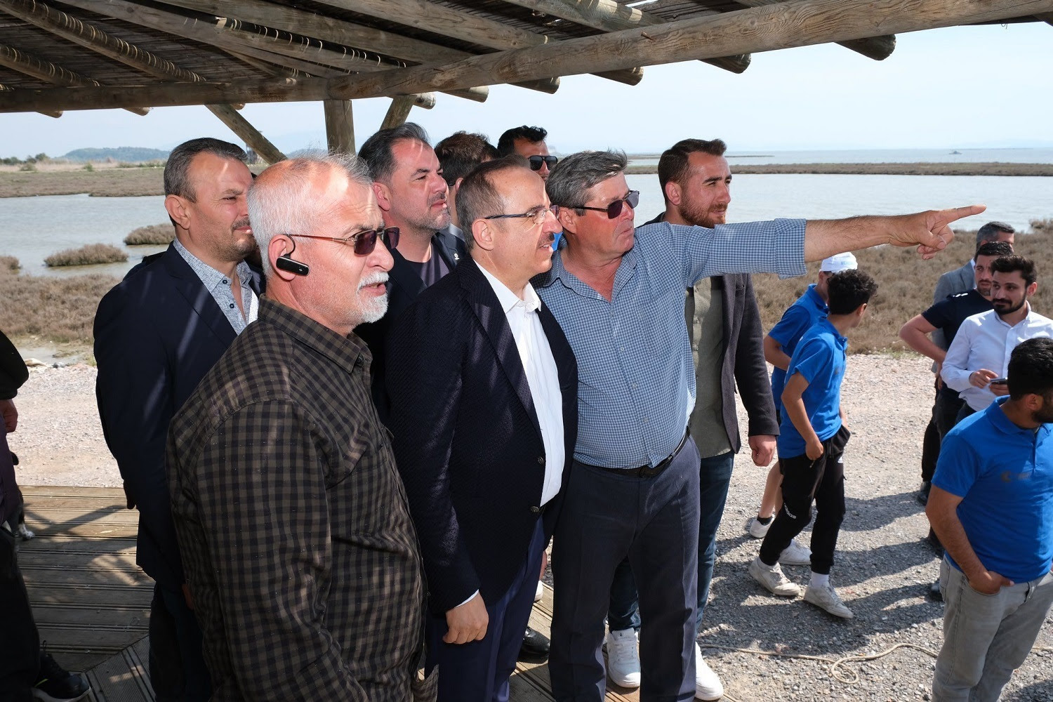 AK Partili Sürekli Menemen’de ayak basmadık yer bırakmadı