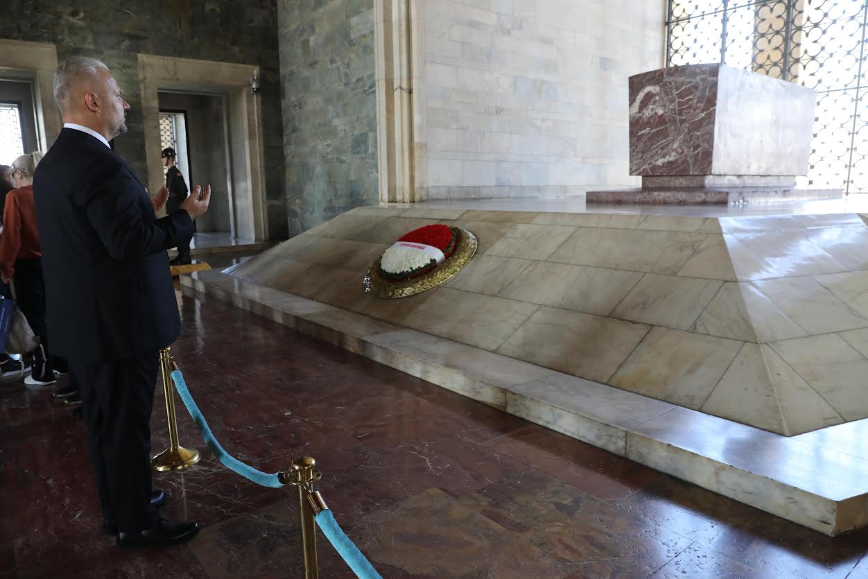 İLK GÜNKÜ HÜZÜN VE HASRETLE ANIYORUZ