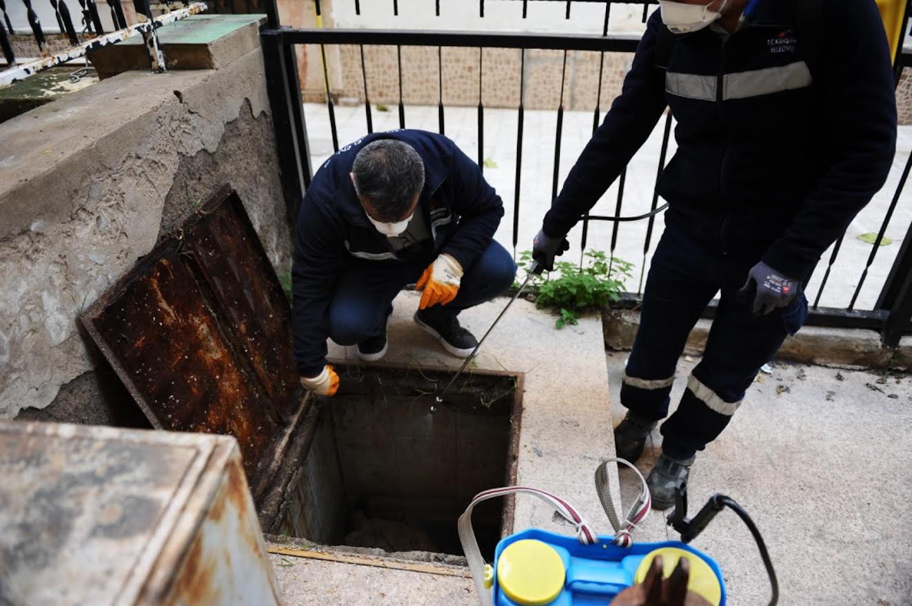 Karşıyaka’da ilaçlama mesaisi devam ediyor