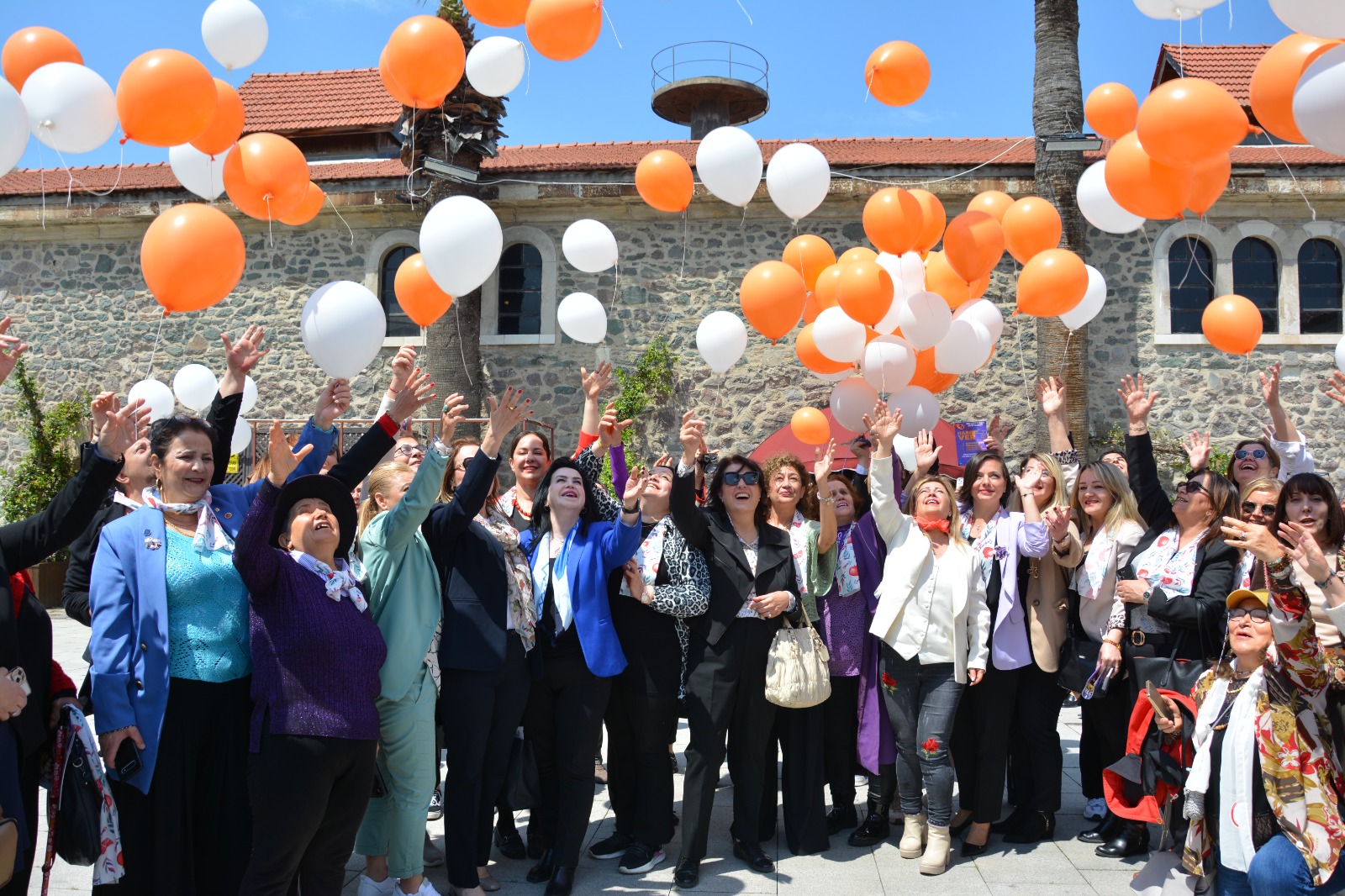 Öldürülen Kadınlar Anısına Gökyüzüne Mücadele Balonları Uçuruldu! Şiddete Karşı ‘Birlikte Güçlüyüz!’